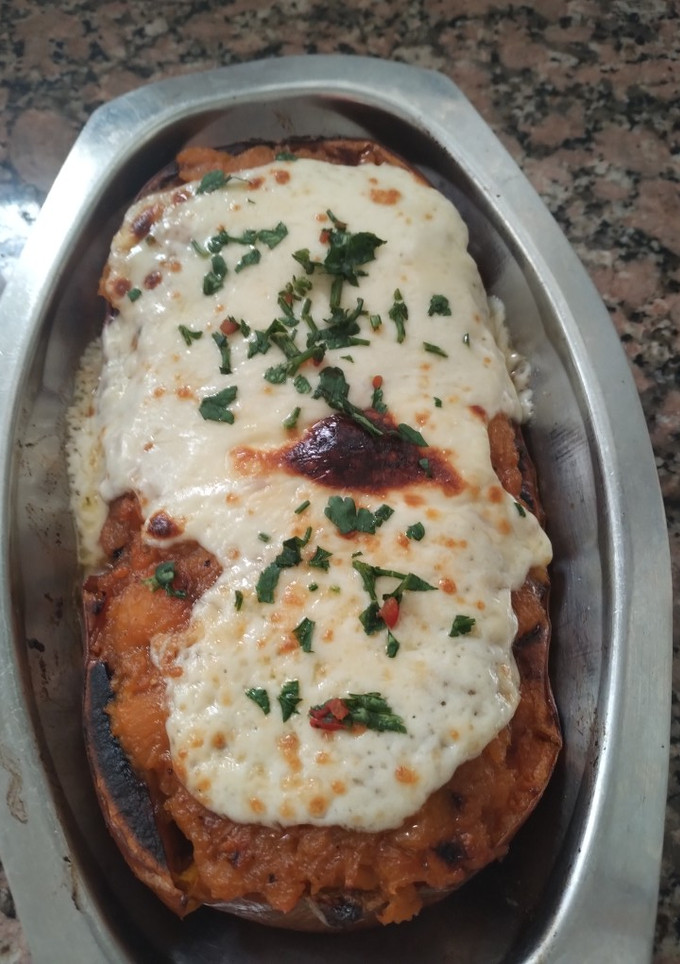 Una foto de Calabaza rellena con carne vegetal