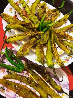 स्पाइसी भरवा मसाला मिर्ची(spicy bharwa lal mirch recipe in hindi) रेसिपी मुख्य फोटो