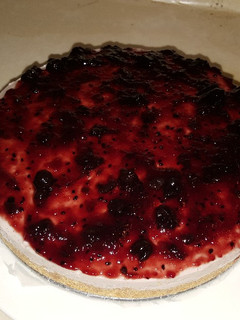 Una foto de Cheesecake de black currant (grosellas negras)