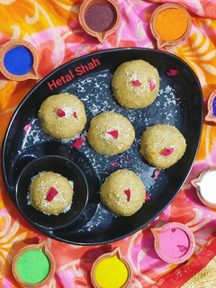 गेहूं के लड्डू (gehu ke ladoo recipe in Hindi) रेसिपी मुख्य फोटो