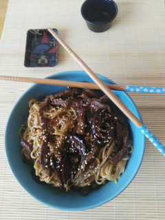 Una foto de Noddles con ternera y setas (Blade Runner)