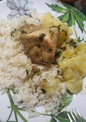 Una foto de Seco criollo de pollo🥘