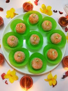 कोकोनट स्टफ्ड़ लड्डू (Coconut stuffed laddu recipe in hindi) रेसिपी मुख्य फोटो