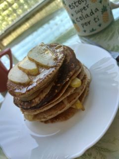 Una foto de Panquecas de harina integral con pera y miel.🍐🍯