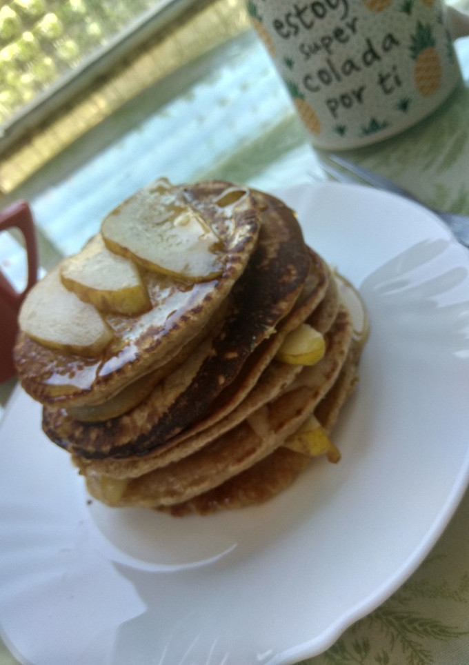 Una foto de Panquecas de harina integral con pera y miel.🍐🍯