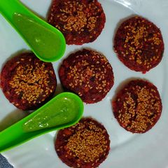 A picture of Beetroot rajma tikkis.