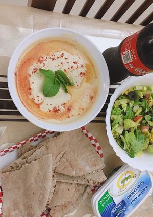 A picture of Lebanese hummus with pitabread.