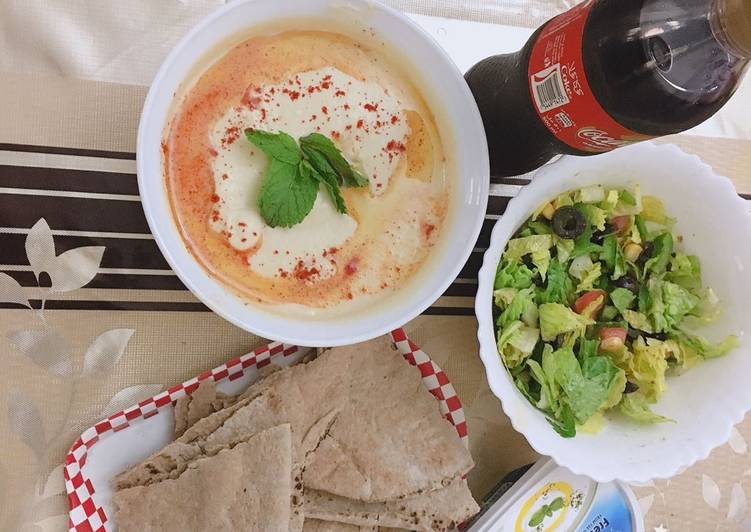 Lebanese hummus with pitabread