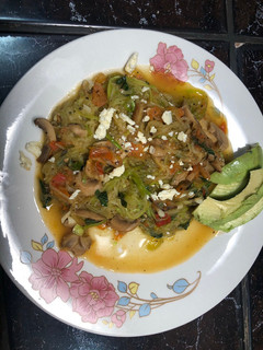 Una foto de Pasta de zucchini con hongos 🍝🥒 🍄(calabacines/zapallo)