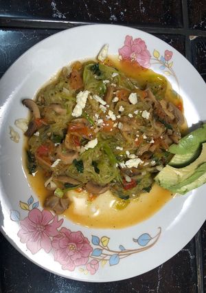 Una foto de Pasta de zucchini con hongos 🍝🥒 🍄(calabacines/zapallo)