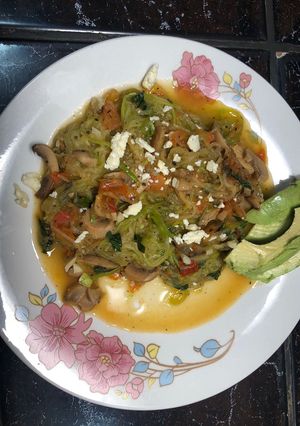 Una foto de Pasta de zucchini con hongos 🍝🥒 🍄(calabacines/zapallo)