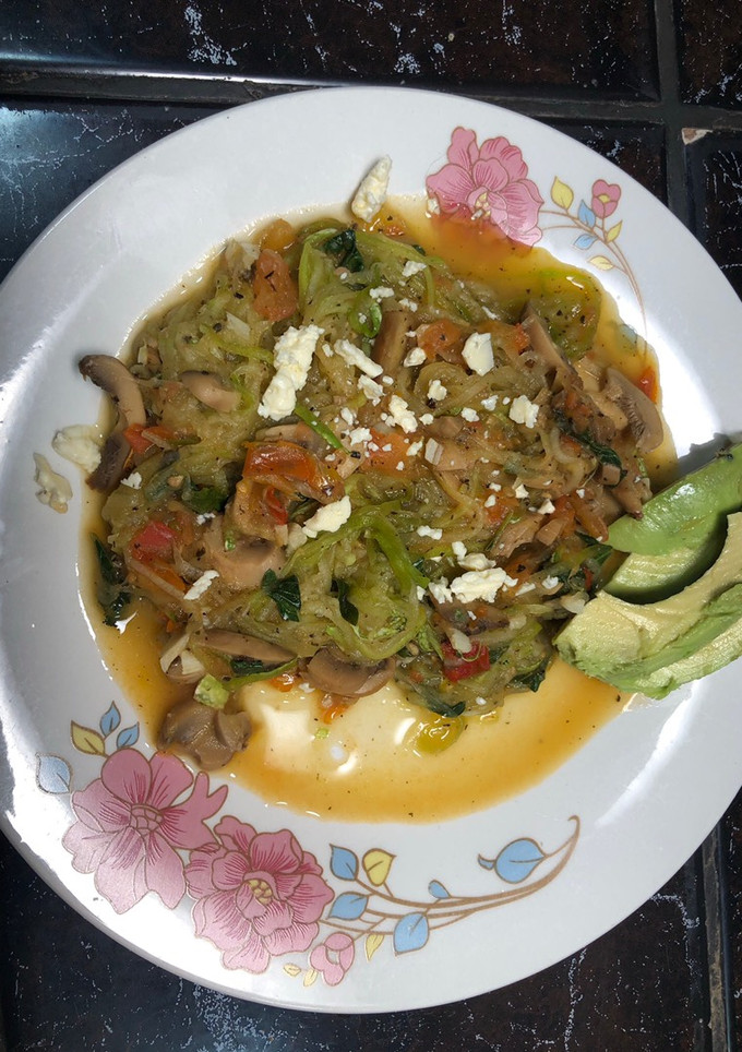 Una foto de Pasta de zucchini con hongos 🍝🥒 🍄(calabacines/zapallo)