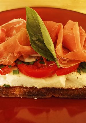 Une photo de Tartines Tomates-Mozzarella-Prosciutto