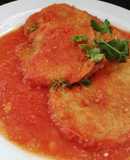 Tortitas de papa en salsa de tomate rojo