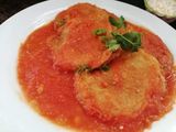Tortitas de papa en salsa de tomate rojo