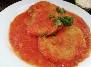 Una foto de Tortitas de papa en salsa de tomate rojo
