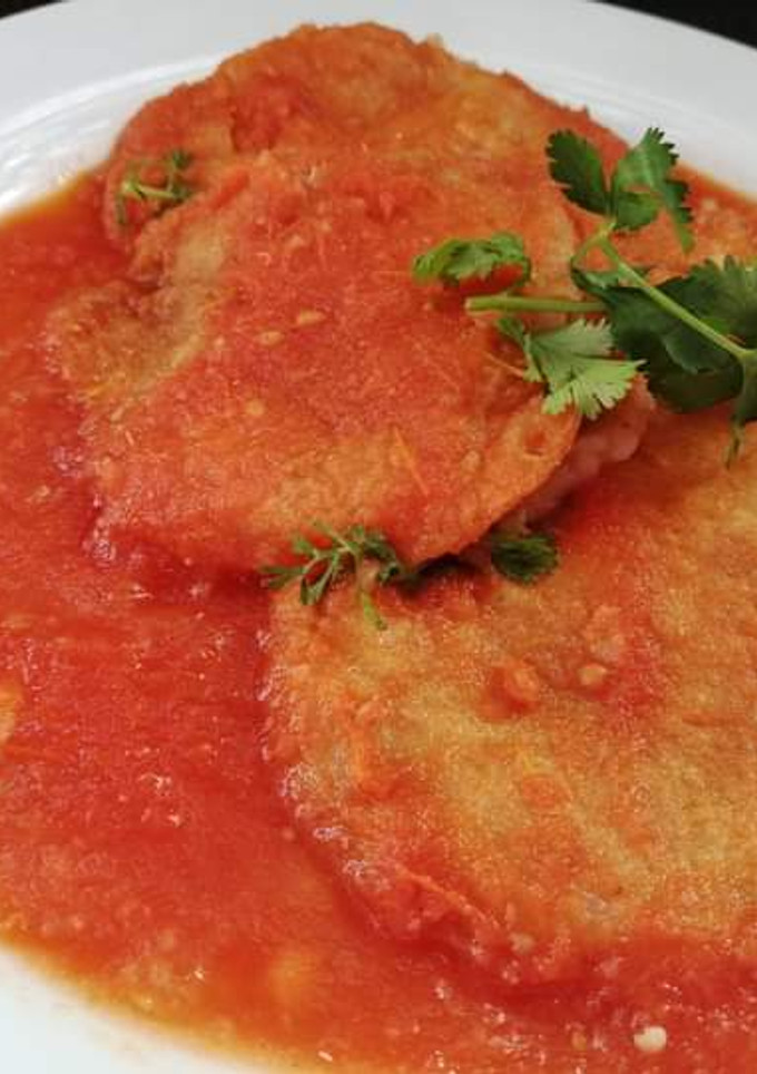 Una foto de Tortitas de papa en salsa de tomate rojo