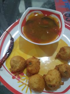 રસમ બોન્ડા(rasam bonda recipe in Gujarati) રેસીપી મુખ્ય ફોટો
