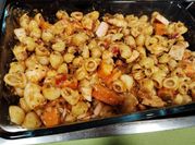 Una foto de ensalada de coditos con carne