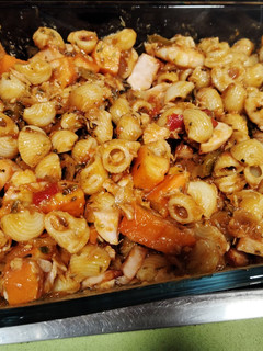 Una foto de Ensalada de pasta con gambas y pavo
