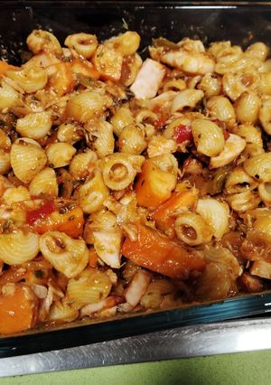 Una foto de Ensalada de pasta con gambas y pavo