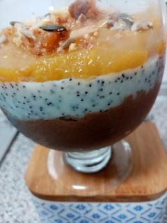 Una foto de Natillas de chocolate, natillas con semillas de amapola