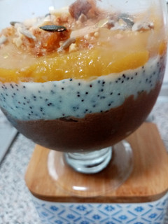 Una foto de Natillas de chocolate, natillas con semillas de amapola