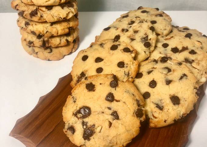 Cookies aux pĂ©pites de chocolat, amandes concassĂ©es et fourrĂ©s au Nutellađ«❤️
