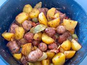 Une photo de pomme de terre grenaille en cocotte
