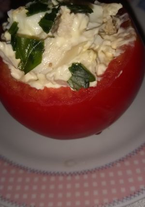 Una foto de Tomate🍅 relleno con pollo🍗y huevos🥚🥚🥚