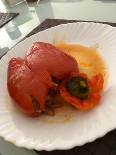 Una foto de Pimientos rellenos de arroz y carne picada