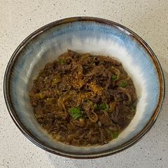 A picture of Gyudon (beef and rice bowl).