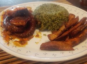 Una foto de Pulpo bañado en salsa de JuanK y acompañado de tajadas de arracacha y  arroz marciano
