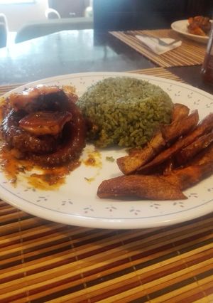 Una foto de Pulpo bañado en salsa de JuanK y acompañado de tajadas de arracacha y  arroz marciano