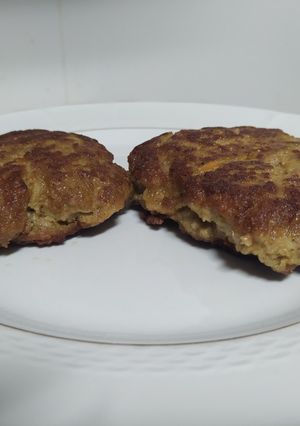 Una foto de Hamburguesa de carne, brócoli y zanahoria