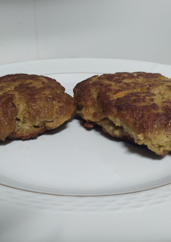 Una foto de Hamburguesa de carne, brócoli y zanahoria