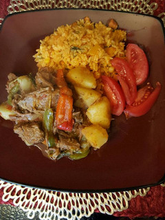 Una foto de Estofado de res y arroz con vegetales