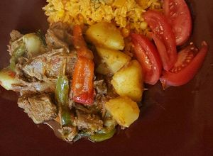 Una foto de Estofado de res y arroz con vegetales