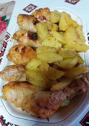 O poză a rețetei Ciocănele de pui cu cartofi la cuptor.