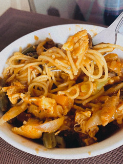 Una foto de Pasta napolitana con pollo y verduras
