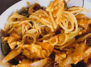 Una foto de Pasta napolitana con pollo y verduras