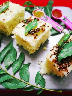 সুজি ধোকলা (sooji dhokla recipe in Bengali) রেসিপির প্রধান ছবি