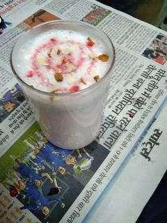 रूह अफजा शेक (rooh afza shake recipe in Hindi) रेसिपी मुख्य फोटो