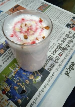 रूह अफजा शेक (rooh afza shake recipe in Hindi) रेसिपी मुख्य फोटो