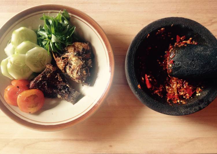 Bagaimana memasak Mujair Goreng Sambel Korek (2 org 8ribu) yang Lezat