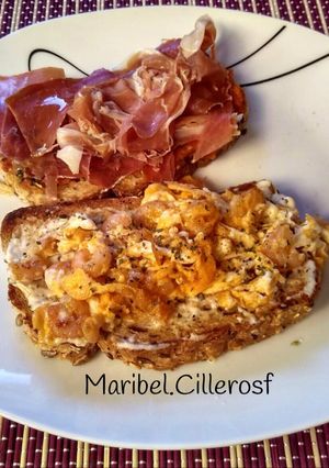 Una foto de Tostas Merce, tradicional Española y de revuelto de gambitas frescas