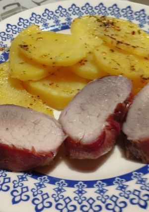 Una foto de Pecetito de cerdo muy jugoso con papas picantes y salsa agridulce