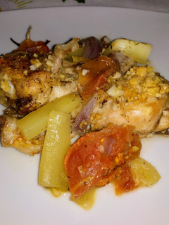 Una foto de Muslitos con verduras al horno