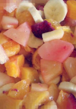 Una foto de ~Ensalada de frutas~🍌🍎🍊🍐🍓