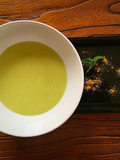 Una foto de Crema fría de calabacín al curry